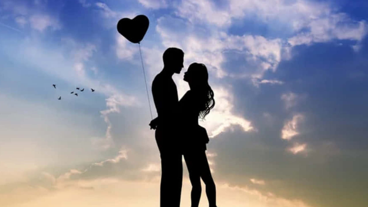 అంతేకాదు, ప్రేమికుల వారంలో అన్ని స్పెషల్ డేస్ ను  సంతోషంగా జరుపుకున్నారు. ఇక వాలెంటైన్స్ డే నాడు అయితే, చెప్పాల్సిన అవసరమే లేదు. ఎవరికీ తోచిన విధంగా వాళ్ళు కేకులు కట్ చేసి  ఎంజాయ్ చేసారు. 