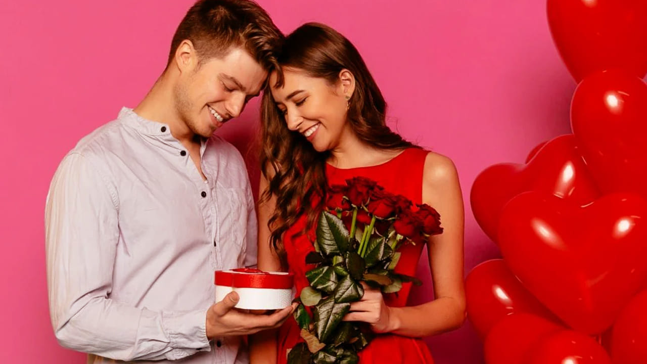 వామ్మో నువ్వు మాములోడివి కాదు బ్రదర్.. మేము మా లవర్ కోసం ఒక్క రూపాయి పెట్టాలన్నా కూడా చాలా ఆలోచిస్తాము. కానీ, నువ్వు మాత్రం ఏకంగా రూ. 25 వేలు పెట్టేసావ్ అంటూ నెటిజన్స్ కామెంట్స్ చేస్తున్నారు. 


