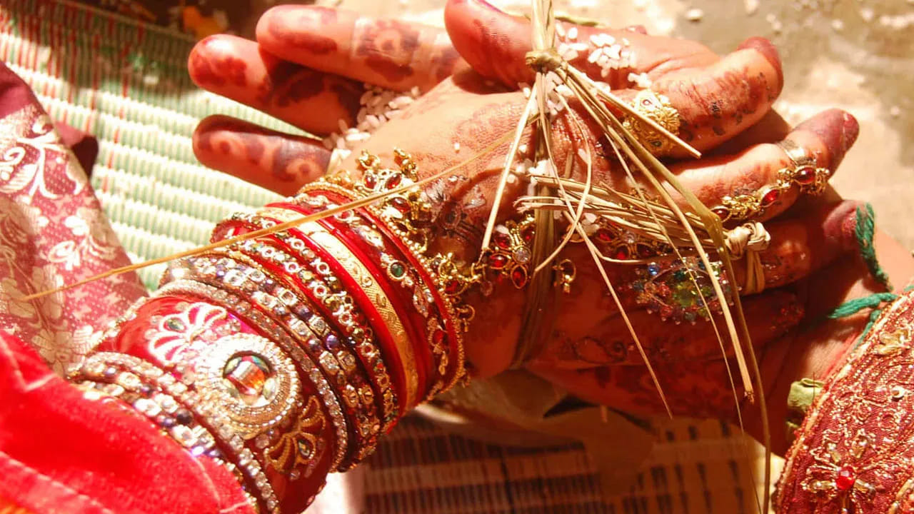 జూలై..
జూలైలో జన్మించిన మహిళలు నమ్మకమైన, తెలివైన, ఆచరణాత్మక భార్యలుగా పేరుగాంచారు. వారు చిన్న వివరాలను గమనిస్తూ, ఇంటిని సజావుగా నడిపే నైపుణ్యం కలిగి ఉంటారు. తమ భర్త శ్రేయస్సుకు అంకితభావంతో ఉంటూ, సంబంధంలో పరిపూర్ణత కోసం కృషి చేస్తారు.