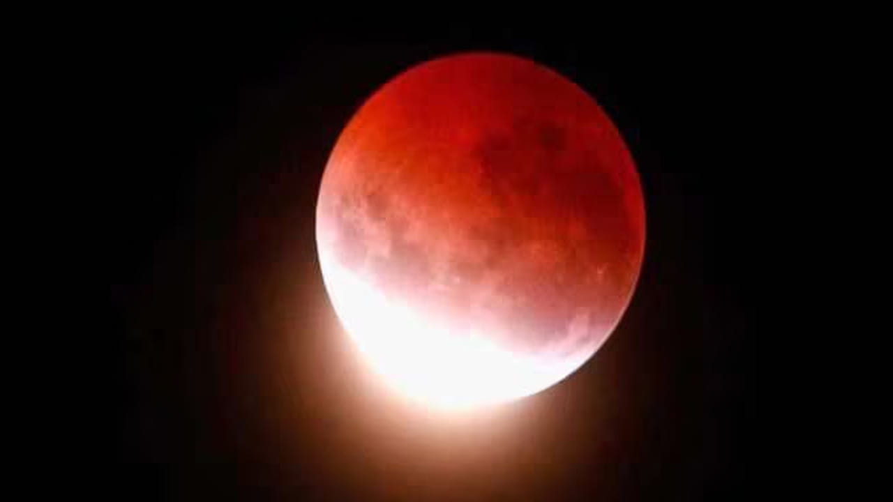 హోలీ రోజే చంద్రగ్రహణం కాబట్టి, ఈ రోజున పండుగ జరుపుకోకూడదని చెబుతున్నారు పండితులు. ఇక ఈ సంపూర్ణ చంద్ర గ్రహణం రోజు ప్రతికూల శక్తుల ప్రభావం చాలా ఎక్కువగా ఉంటుందంట. అందువలన చిన్న పిల్లల నుంచి గర్భిణీల వరకు ప్రతి ఒక్కరూ జాగ్రత్తలు తీసుకోవాలని సూచిస్తున్నారు జ్యోతిష్య శాస్త్ర నిపుణులు.