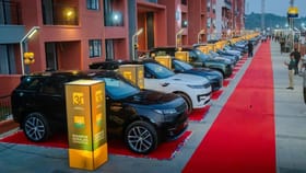 ఉద్యోగులకు అదిరిపోయే గిఫ్ట్..లగ్జరీ కార్లును కానుక ఇచ్చిన కంపెనీ