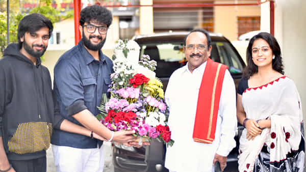Actor : హీరోగా సీనియర్ నటుడి మనవడు.. ఫస్ట్ లుక్ రిలీజ్ చేసిన డైరెక్టర్ పరుచూరి గోపాలకృష్ణ..