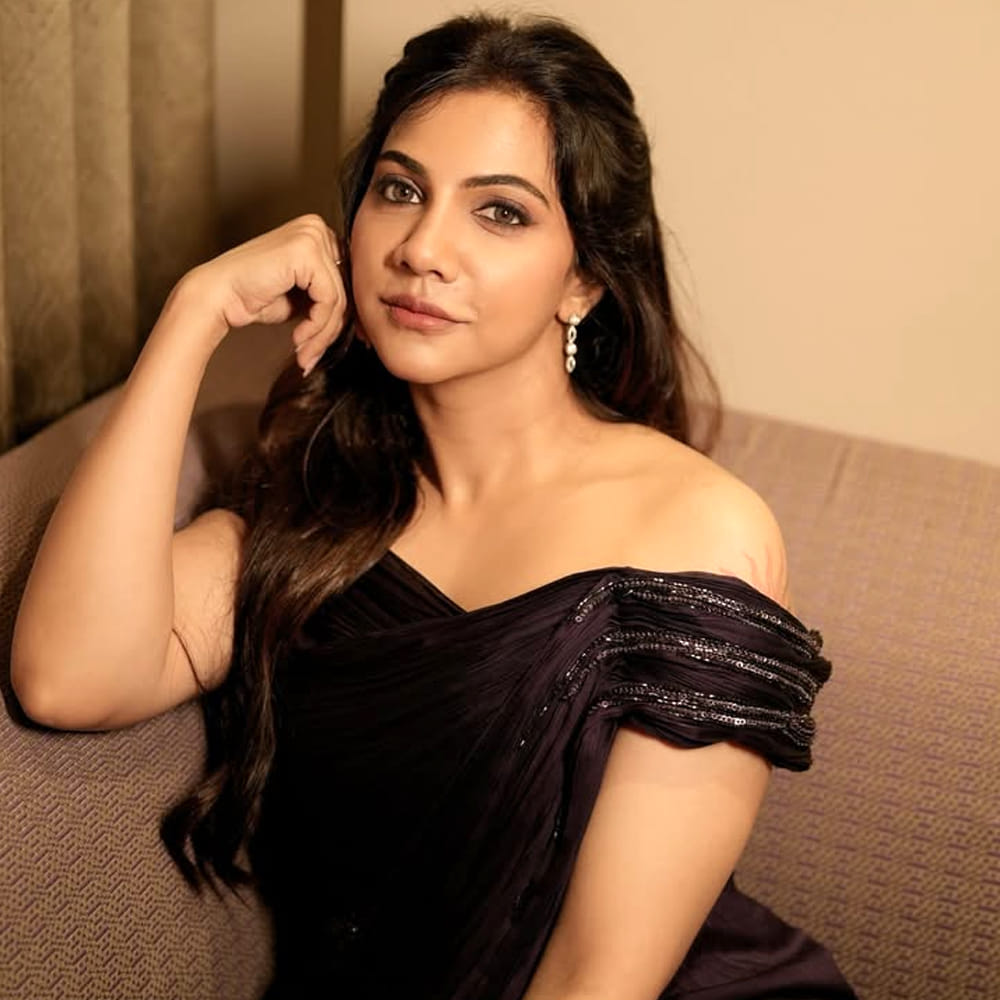 మోడ్రన్ డ్రస్సుల్లో మెరిపిస్తూనే.. ట్రెడిషనల్ డ్రస్సులో అదరగొడుతుంది. ఒక్క బడా హీరో సినిమా పడితే ఈ చిన్నది తిరిగి ట్రాక్ లోకి వస్తుందని ఆమె అభిమానులు ఆశాభావం వ్యక్తం చేస్తున్నారు. మరి ఈ చిన్నదానికి ఆ ఛాన్స్ వస్తుందేమో చూడాలి. 