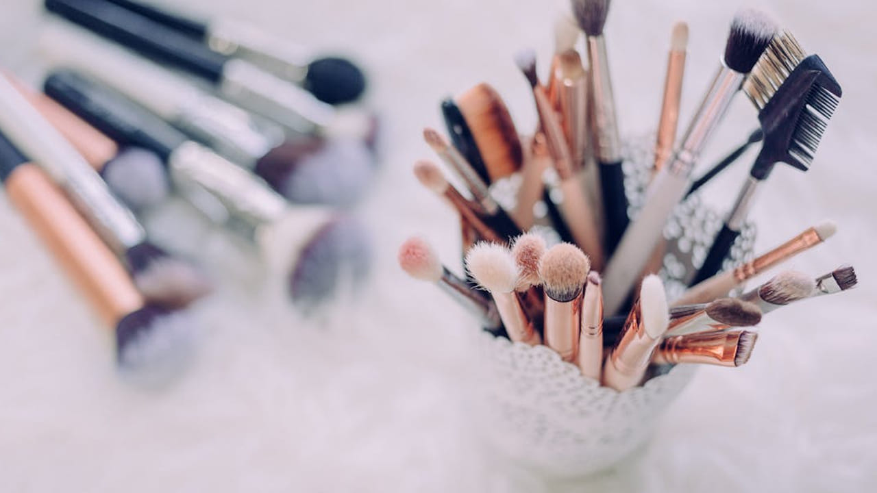 ఐబ్రో హోల్డింగ్ ట్రిక్ : చెమటతో మీ ఐబ్రోస్ పోకుండా ఉండాలంటే.. అప్పుడు మీ హెయిర్ స్ప్రేను బ్రష్‌కు అప్లై చేసి అలా సెట్ చేసుకోండి. దీనిని ఇది ప్రొఫెషనల్ యాంకర్లు ఎక్కువగా ఫాలో అవుతారు. 
