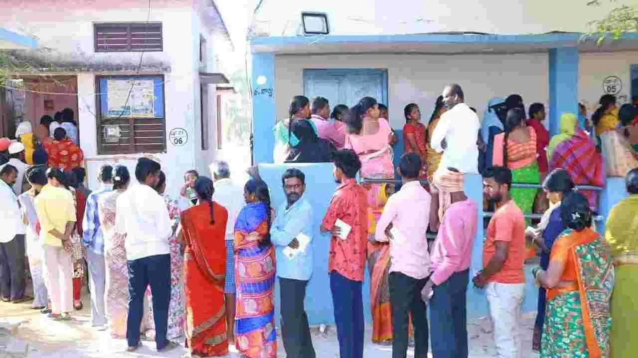 Crime News: ఓటేసేందుకు పోలింగ్ కేంద్రానికి వెళ్లిన భార్యభర్తలు.. ఇంటికొచ్చి చూడగా..