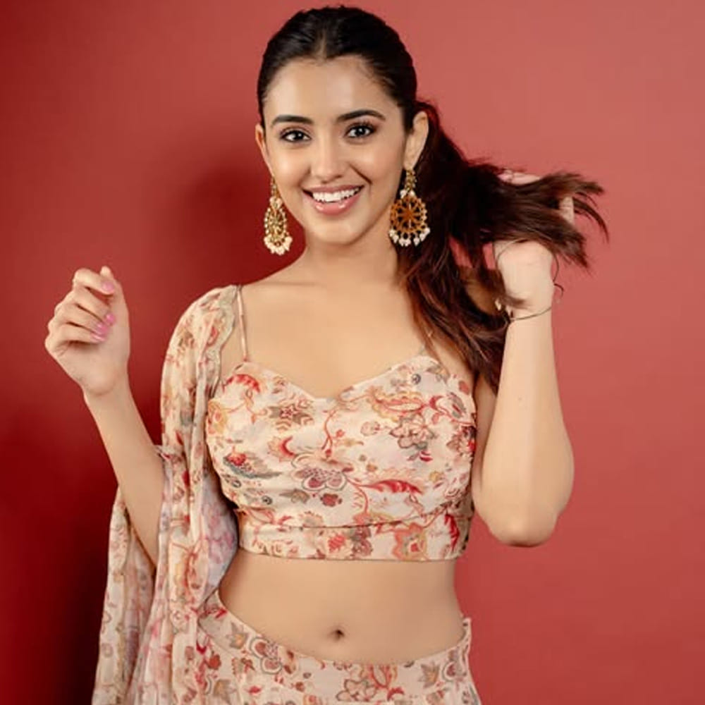 మాళవిక శర్మ.. 2017లో హిమాలయా, డెట్టాల్, మలబార్ వంటి ప్రకటనలలో కనిపించి పాపులర్ అయ్యింది. కేవలం నటిగానే కాకుండా న్యాయవాద వృత్తిని సైతం కొనసాగిస్తుంది. రిజ్వీ లా కాలేజీ నుండి క్రిమినాలజీలో స్పెషలైజేషన్తో బ్యాచిలర్ ఆఫ్ లాస్ డిగ్రీతో పట్టభద్రురాలైంది.