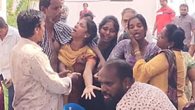 ఓ వైపు తల్లి మరణం.. మరోవైపు పరీక్ష..పుట్టెడు దుఃఖంలోనే హాజరైన వ