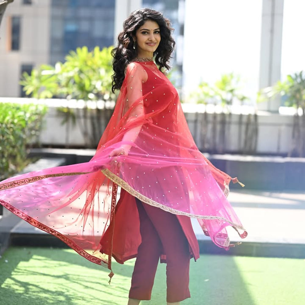 చాలా కంఫర్ట్ ఇచ్చారు.. సంతోష్ చాలా ఫ్రెండ్లీగా ఉండేవాడు. ఈ టీమ్ అంతా ఒక మ్యాజిక్ క్రియేట్ చేసేందుకు ట్రై చేస్తుంటే నటిగా నేనూ ప్రొఫెషనల్ గా ఉండాలి కదా అని నటించాను. రొమాంటిక్ సీన్స్ అయినా బ్యూటిఫుల్ గా పొయెటిక్ గా తెరకెక్కించారు. నా దృష్టిలో గ్లామర్ అంటే ఎక్స్ పోజింగ్ కాదు అంటూ చెప్పుకొచ్చింది మానస 