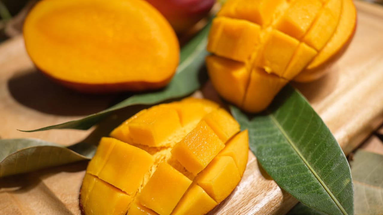 సమ్మర్లో మామిడి పండ్లను ఎక్కువ తింటారు. అయితే, కొందరికి ఇవి పడవు వాటి వలన అనారోగ్య సమస్యలు ఎక్కువవుతాయి. మరి, ఎలాంటి సమస్యలు ఉన్నవారు తినకూడదో ఇక్కడ చూద్దాం..