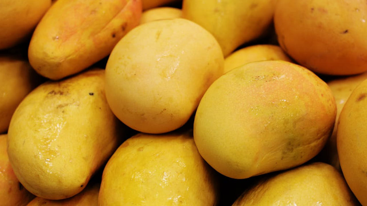 
డయాబెటిస్ ఉన్న వారు మామిడి పండ్లను తినకపోవడమే మంచిది లేదంటే  షుగర్ లెవెల్స్ పెరిగిపోతాయి. అలాగే, మధుమేహంతో ఇబ్బంది పడేవారు కూడా వీటికి ఎంత దూరం ఉంటే అంత మంచిది.