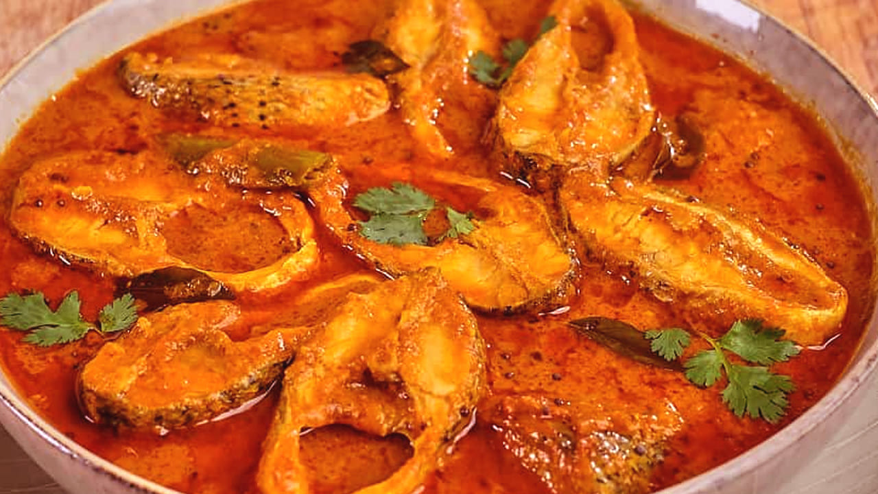 ఇప్పుడు మళ్ళీ స్టవ్ మీద పాన్ పెట్టి పచ్చిమిర్చి, ఉల్లిపాయలు రంగు మారే వరకు ఉంచండి. ఇక ఇప్పుడు 3 టమాటోలు వేసి మెత్తగా అయ్యే వరకు మగ్గనివ్వాలి.
