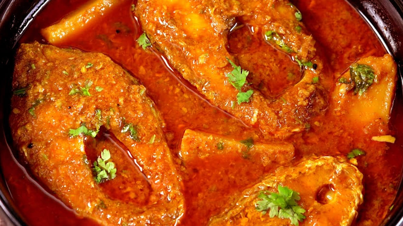 కట్ చేసి పెట్టుకున్న మామిడికాయ ముక్కలు వేసి మూత పెట్టాలి. ఆ తర్వాత ఉప్పు, కారం, పసుపు,  అన్ని రకాల పొడులు వేసి 
మిక్స్ అయ్యేలా కలపాలి. కొద్దీ సేపటి తర్వాత చేప ముక్కలు వేసి 20 నిముషాల పాటు అలాగే, ఉడకనివ్వండి. ఇక చివర్లో కొత్తిమీర వేసి దించేయండి. అంతే వేడి వేడి మామిడికాయ చేపల పులుసు రెడీ 