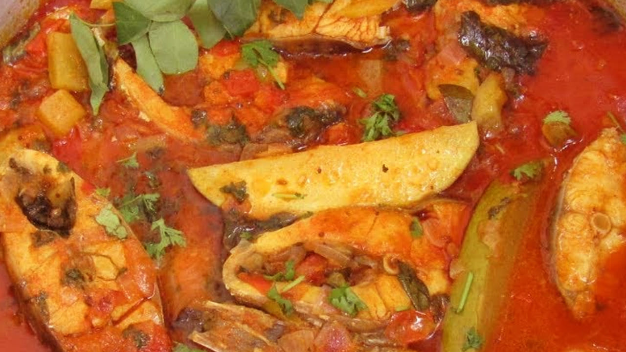 కావాల్సిన పదార్ధాలు:  పెద్ద చేప ముక్కలు 10, ఒక టేబుల్ స్పూన్  కారం, ఒక టీ స్పూన్ పసుపు, ఒక టీ స్పూన్ ఉప్పు, ఒక టీ స్పూన్ ధనియాల పొడి, ఒక టేబుల్  జీలకర్ర,  ఒక టేబుల్ స్పూన్ ఆవాలు,  3 టేబుల్ టీస్పూన్ నూనె ,  10 కరివేపాకు ఆకులు,  ఉల్లిపాయలు చిన్నవి, పచ్చిమిర్చి 4, టమాటో 2, 1 పచ్చి మామిడికాయ , రెండు కప్పులు చింతపండు రసం,  కొత్తిమీర తీసుకోవాలి. 
