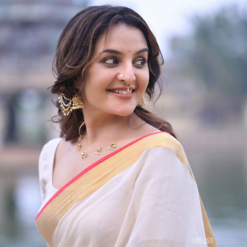 కానీ కెరీర్ మంచి ఫాంలో ఉండగానే హీరోను పెళ్లి చేసుకుని సినిమాలకు దూరమయ్యింది. దాదాపు 20 ఏళ్లపాటు సినిమాలకు దూరంగా ఉండిపోయింది. కానీ భర్త చేసిన మోసంతో అతడి నుంచి విడాకులు తీసుకుంది. చివరకు కూతురు సైతం తనను వద్దని వెళ్లిపోవడంతో తీవ్ర మానసిక ఒత్తిడికి గురైంది. 