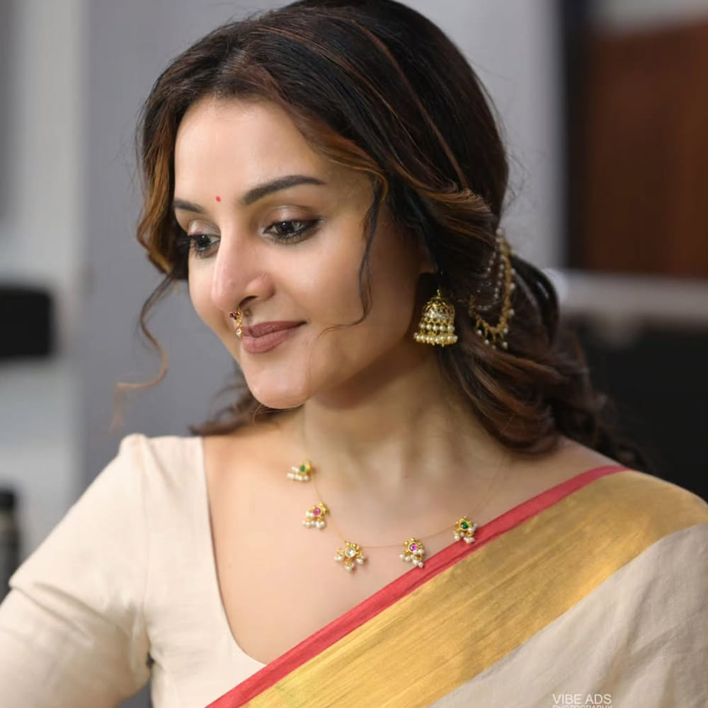 కానీ కొన్నాళ్లపాటు మానసిక సంఘర్షణకు గురైన ఆమె.. ఆ తర్వాత సినిమాల్లోకి రీఎంట్రీ ఇచ్చింది. ప్రస్తుతం తమిళం,  మలయాళం భాషలలో వరుస హిట్స్ అందుకుంటూ టాప్ హీరోయిన్ గా దూసుకుపోతుంది. 47 ఏళ్ల వయసులో సౌత్ ఇండస్ట్రీలో చక్రం తిప్పుతుంది మంజు వారియర్. 