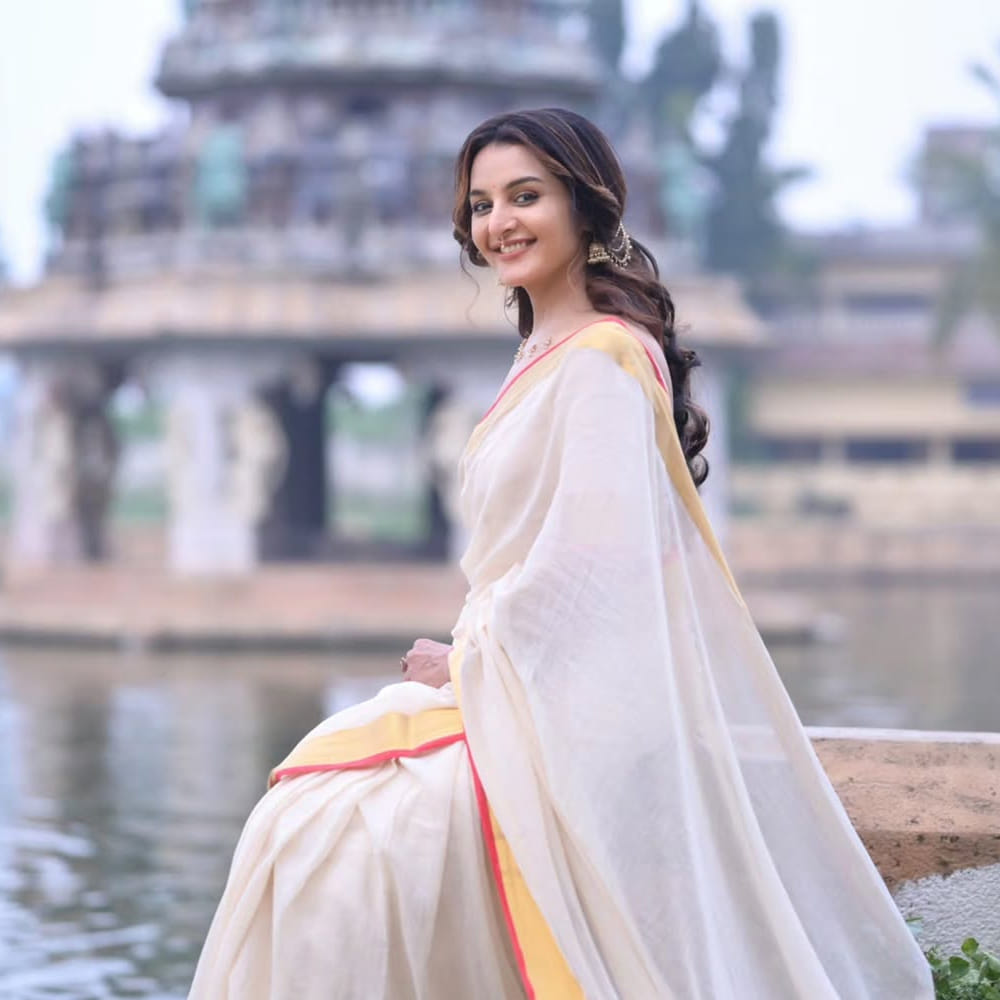 నివేదికల ప్రకారం మంజు వారియర్ ఆస్తులు రూ.142 కోట్లు. సినిమాలతోపాటు బ్రాండ్స్ ప్రమోషన్స్, సోషల్ మీడియా పోస్టుల ద్వారా  భారీగానే సంపాదిస్తుంది. అలాగే ఒక్కో సినిమాకు రూ.50 లక్షల నుంచి రూ.1 కోటి వరకు పారితోషికం తీసుకుంటుందని సమాచారం. 