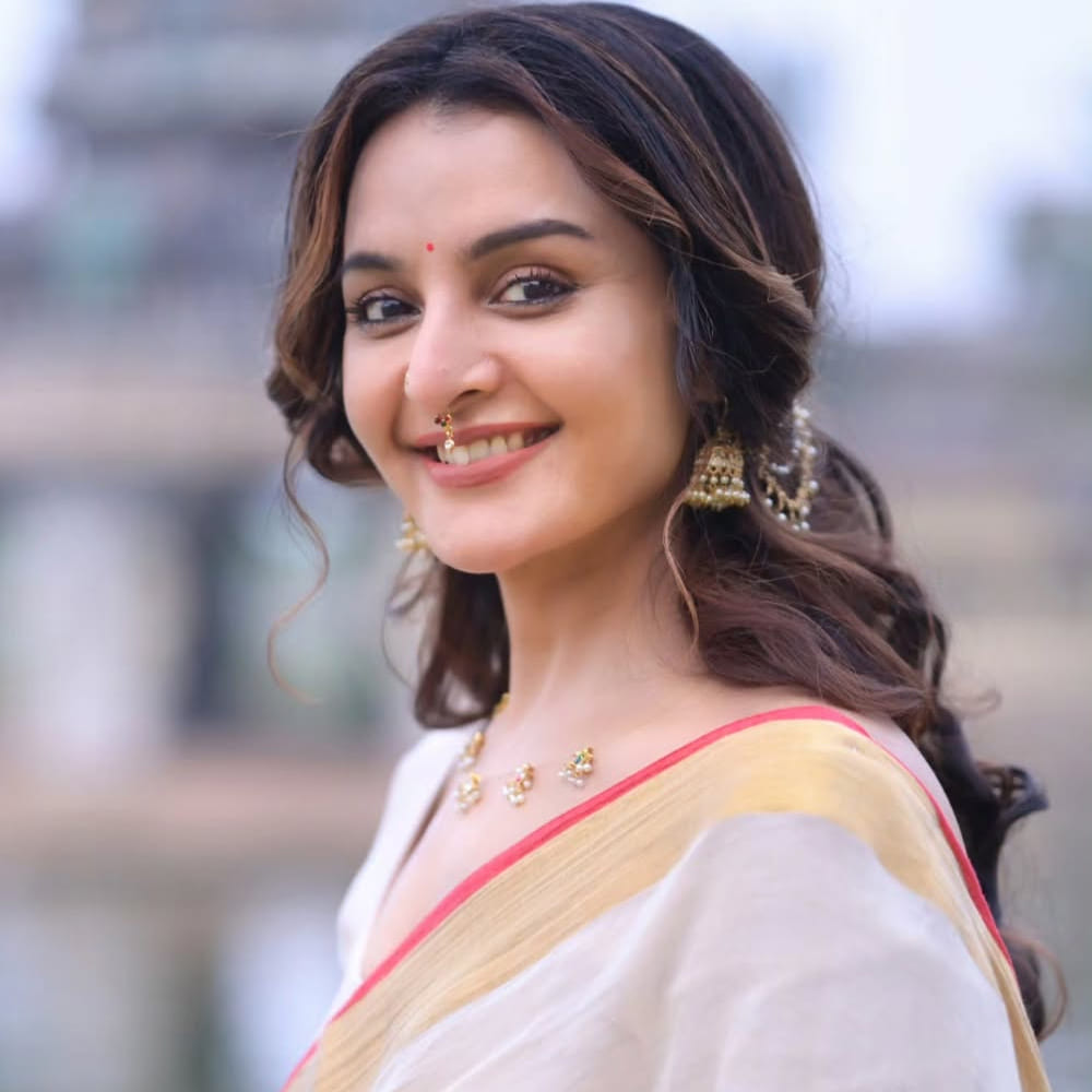 అలాగే సోషల్ మీడియాలో చాలా యాక్టివ్ గా ఉంటూ నిత్యం ఏదోక పోస్ట్ చేస్తుంది.సినిమాలే కాకుండా మంజుకు బైక్ రైడింగ్ అంటే చాలా ఇష్టం. షూటింగ్ నుంచి కాస్త విరామం దొరికితే చాలు తన సొంత బైక్ పై నగరాలను చుట్టేస్తుంది. ఇప్పుడు కసవు చీరలో మరింత అందంగా కనిపిస్తుంది.