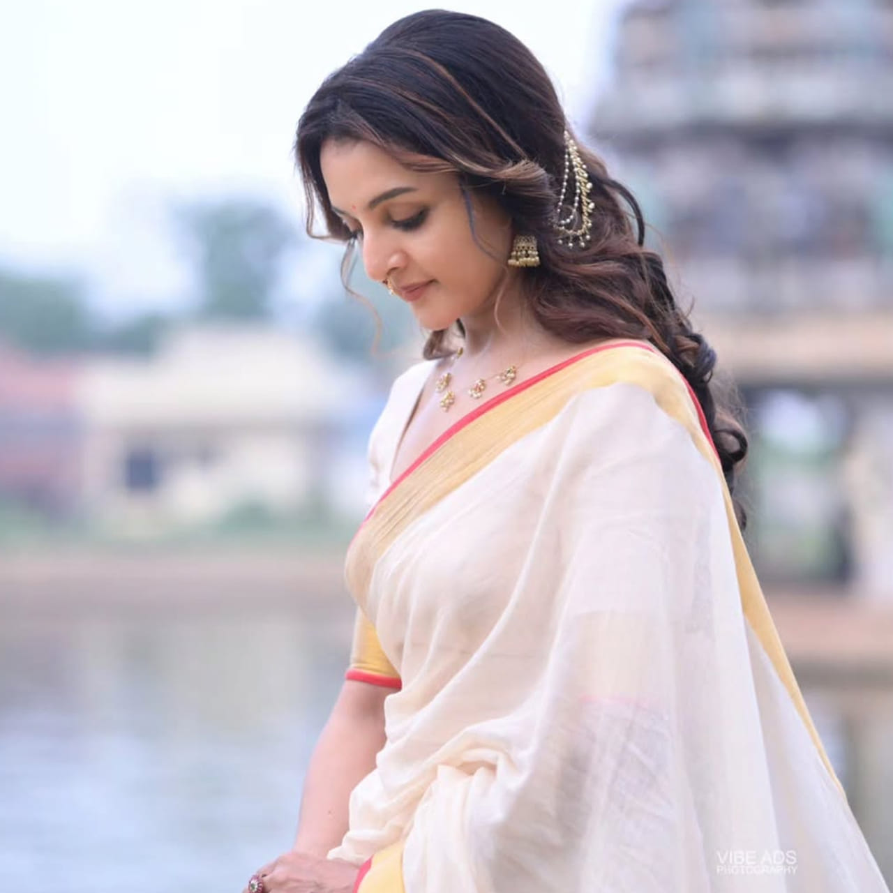 పైన ఫోటోలో కనిపిస్తున్న హీరోయిన్ పేరు మంజు వారియర్. మలయాళీ చిత్రపరిశ్రమలో లేడీ సూపర్ స్టార్. చిన్న వయసులోనే సినీరంగంలోకి అడుగుపెట్టిన ఆమె అందం, అభినయంతో ఆకట్టుకుంది. ఇండస్ట్రీలోకి అడుగుపెట్టిన ప్రారంభంలోనే వరుస హిట్స్ అందుకుని ఒక్కసారిగా స్టార్ డమ్ సొంతం చేసుకుంది. 