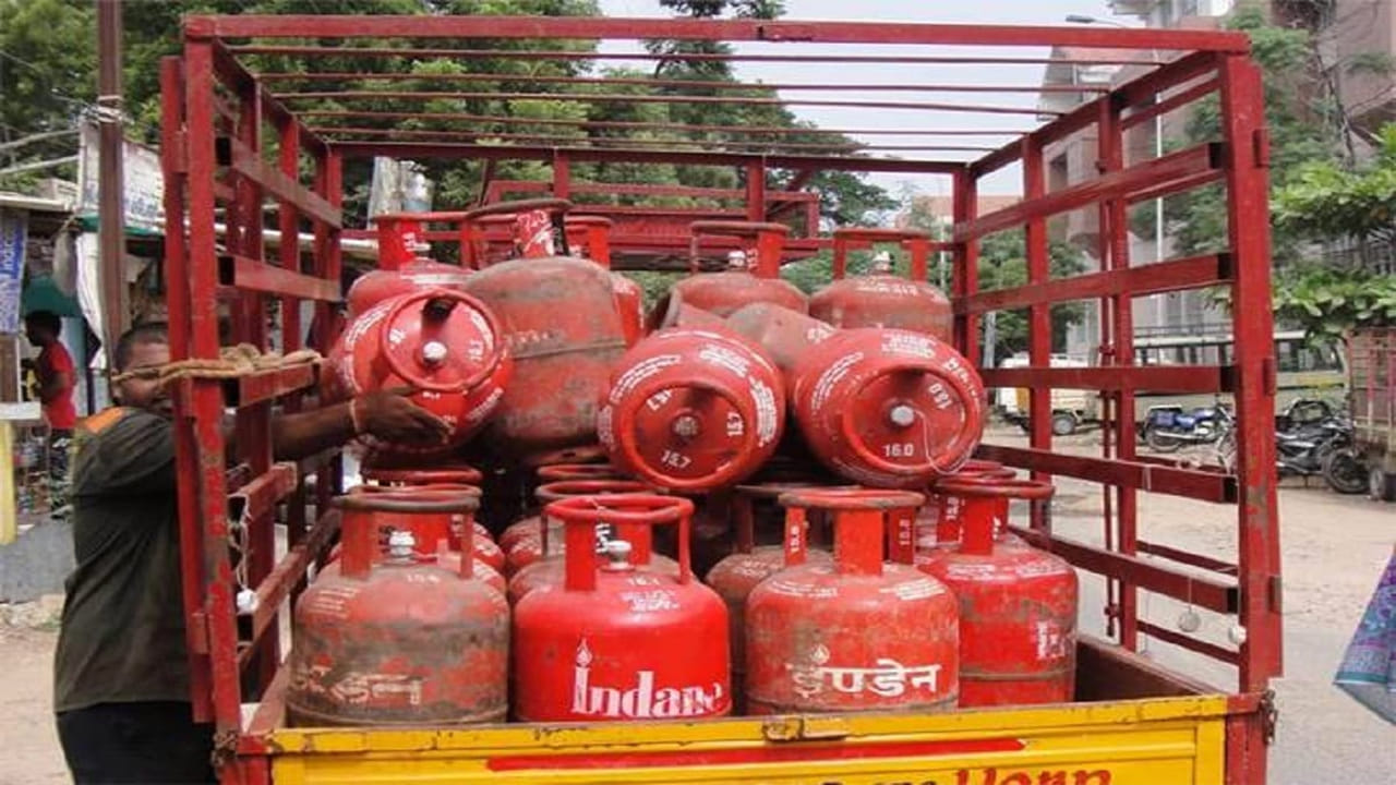 LPG సిలిండర్ ధర: ప్రతి నెల ప్రారంభంలో LPG సిలిండర్ ధరలు మారుతూ ఉంటాయి. కొత్త ధరలు విడుదల అవుతాయి. పర్యవసానంగా LPG సిలిండర్ ధరలు కూడా మారవచ్చు. మార్చి 1, 2026 నుండి కొత్త ధరలు విడుదల కావచ్చు. చమురు మార్కెటింగ్ కంపెనీలు మార్చి 1న కొత్త LPG సిలిండర్ ధరలను విడుదల చేస్తాయి. ఈ నెలలో LPG సిలిండర్ ధరలు పెరుగుతాయా లేదా తగ్గుతాయా అనేది చూడాలి.