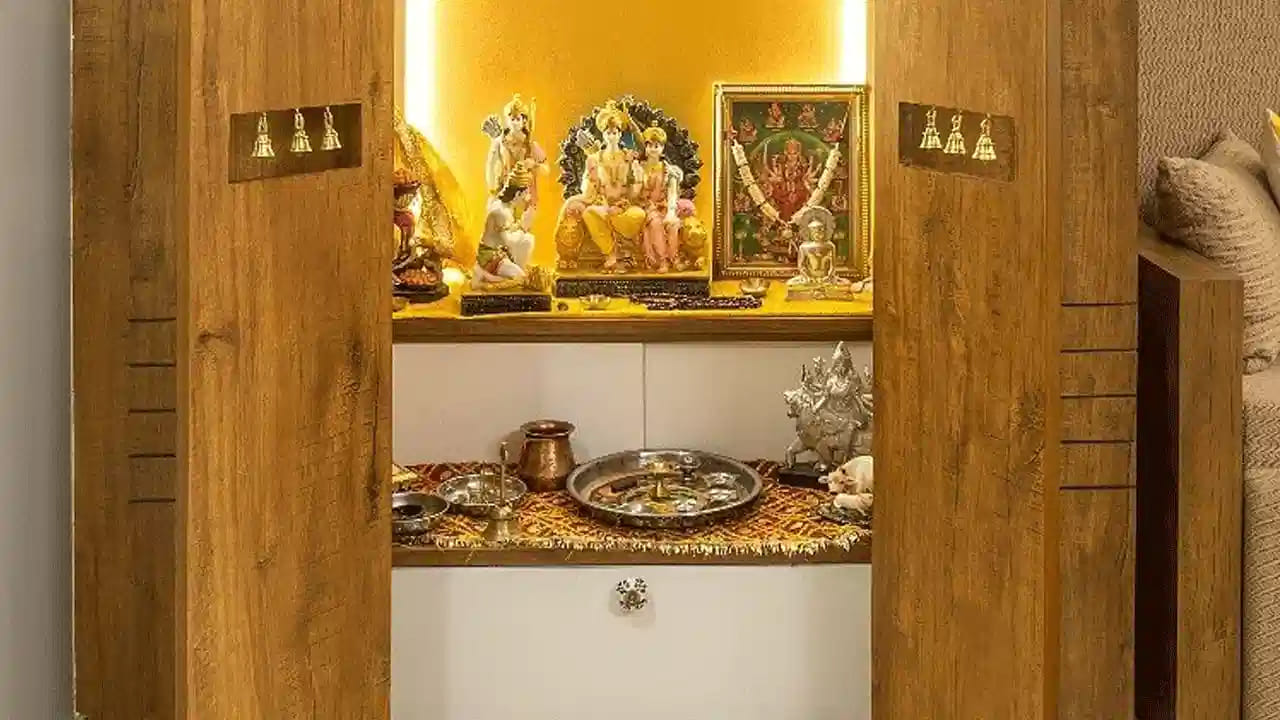 పూజ స్థలం : అలాగే పూజ స్థలం కూడా ఎప్పుడూ మురికిగా, చిందరవందరగా ఉండటం కూడా మంచిది కాదంట. ఇది ఇంటిలో ప్రతికూల శక్తిని పెంచుతుంది. అంతే కాకుండా, జీవితంలో అనేక సమస్యలకు కారణం అవుతుంది. అందువలన పూజ గది ఎప్పుడూ చాలా శుభ్రంగా ఉండేలా చూసుకోవాలి.