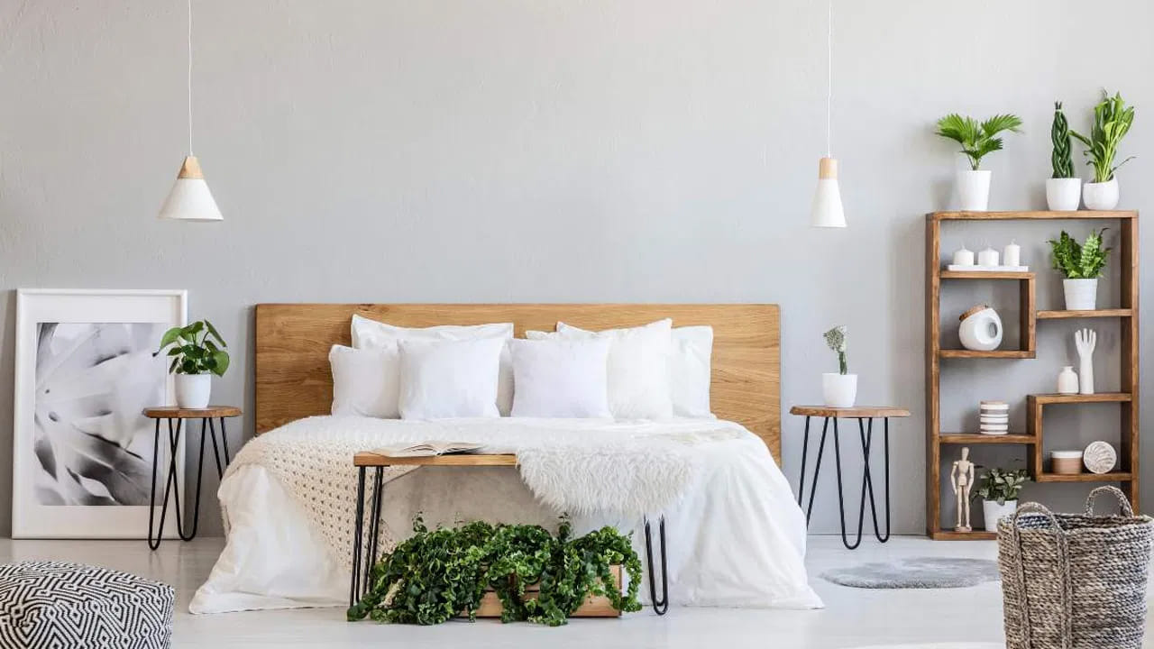 బెడ్ రూమ్ : చాలా మంది బెడ్ రూమ్ విషయంలో వాస్తు నియమాలను పాటించరు. కానీ బెడ్ రూమ్ దిశ తప్పుగా ఉన్నా, వివాహం చేసుకోబోయే అమ్మాయి లేదా అబ్బాయి, బెడ్ రూమ్ తప్పుడు దిశలో ఉండటంపై వాస్తు ప్రభావం చూపుతుందంట.  వివాహం చేసుకోబోయే వారి బెడ్ రూమ్ ఈశాన్యం లేదా వాయువ్య దిశలో ఉంటే వివాహంలో ఆటంకాలు ఎదురు అయ్యే ఛాన్స్ ఉన్నదంట. అందువలన ఈ విషయంలో తప్పకుండా తగు జాగ్రత్తలు తీసుకోవాలి.