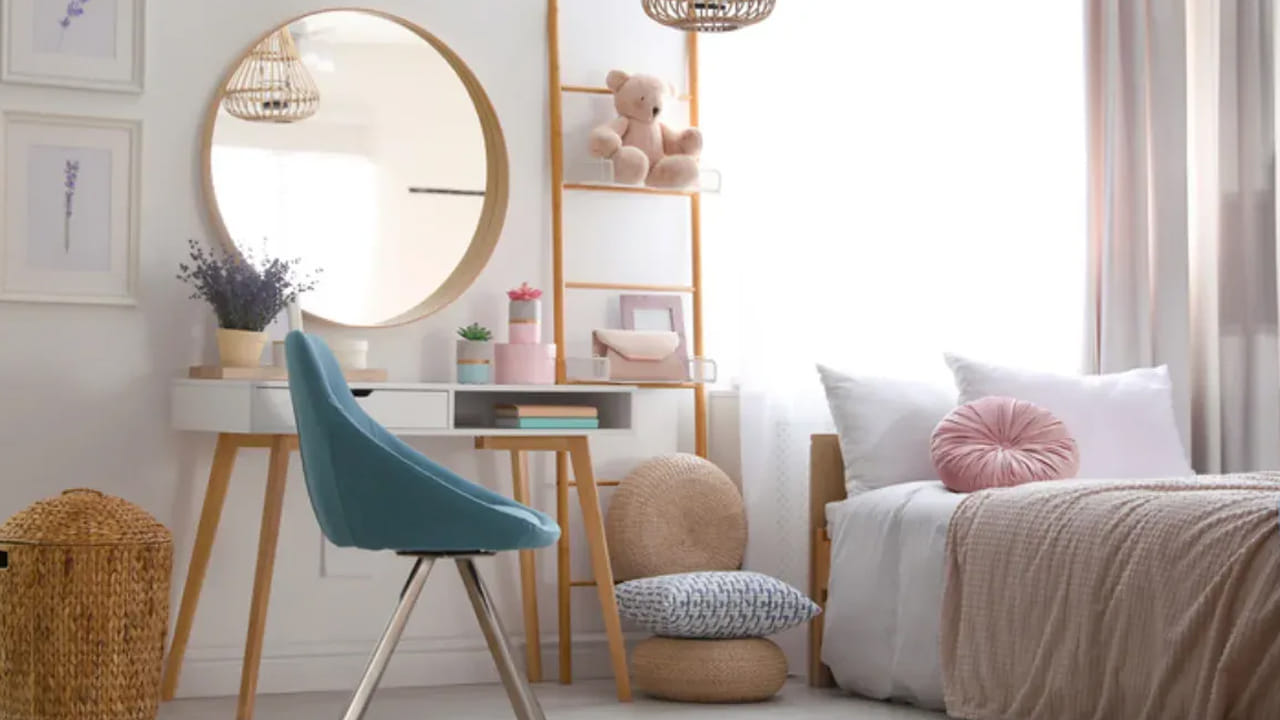 వాస్తు శాస్త్రం ప్రకారం, మీరు నిద్రపోతున్నప్పుడు అద్దంలో మీ ప్రతిబింబం కనిపిస్తే, అది కూడా వాస్తు దోషానికి కారణమవుతుంది.  అందుకే మీ బెడ్ ముందు అద్దం ఉండకూడదు. దీని వలన ఒత్తిడి, ఆందోళన పెరుగుతుంది. అంతే కాకుండా వివాహానికి కూడా ఆలస్యం అవుతుంది. అందువలన వాస్తు శాస్త్రం ప్రకారం బెడ్ రూమ్‌లో మంచానికి దగ్గరగా ఎప్పుడూ అద్దం ఉండకూడదంట.