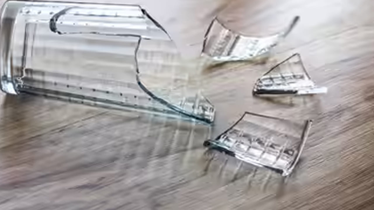 అలాగే కొంత మంది ఇంటిలో విరిగిన, పాడైన వస్తువులను అలాగే ఉంచుతుంటారు. కానీ ఎప్పుడూ అలాంటివి ఇంటిలో ఉండకూడదంట. వాస్తు శాస్త్రం ప్రకారం, ఇంటిలోపల పాడైన, విరిగిన వస్తువుల, ఫర్నిచర్, పాత్రలు ఉండటం వలన ప్రతి కూల శక్తి పెరిగి, వివాహానికి ఆటంకం కలిగించే ఛాన్స్ ఉంటుందంట.