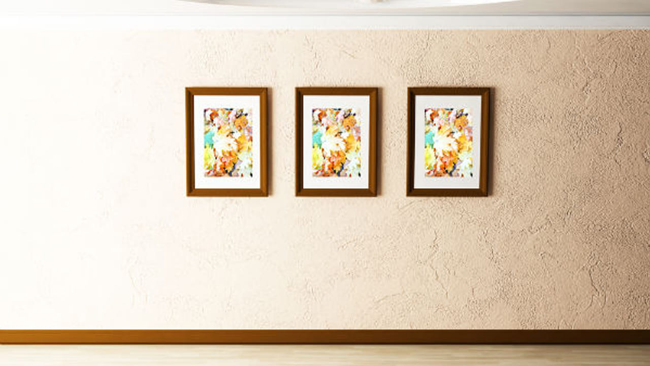 పెయింటింగ్స్ : కొంత మంది తమ ఇంటిలో అలంకరణ కోసం ఒంటరిగా లేదా విచారంగా ఉన్న పెయింటింగ్స్ పెడుతుంటారు. కానీ ఇలాంటివి ఇంటిలో ఉండటం మంచిదికాదంట, ఇది ఒంటరితనం, నిరాశకు కారణం అవుతుంది. కొన్ని సార్లు ఇవి కూడా మీ వివాహం పై ప్రభావం చూపే ఛాన్స్ ఉన్నదంట.