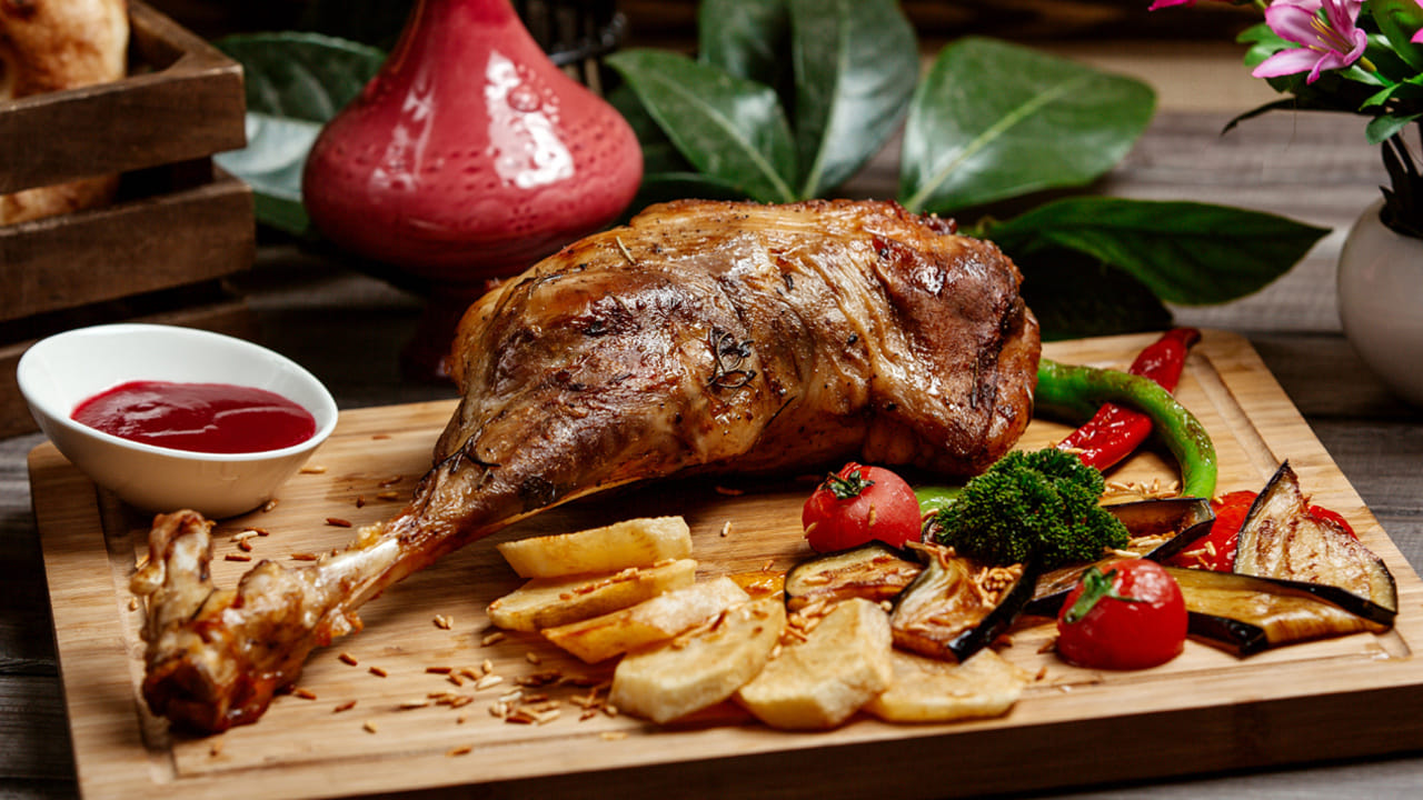 ఇంకొందరు ఎప్పుడూ నీరసం వంటి సమస్యలతో కనిపిస్తారు. ఇలాంటి లక్షణాలు కనిపిస్తే అశ్రద్ధ చేయకండి. ఇది ఎక్కువగా మనం తినే  జంతు మాంసం నుంచే వస్తుందని  పలు అధ్యయనాలు చెబుతున్నాయి. 
         