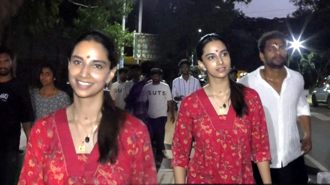 తిరుమల వెంకన్న సన్నిధిలో మీనాక్షి చౌదరి.. కాలినడకన వెళ్లి స్వామిని దర్శించుకున్న హీరోయిన్