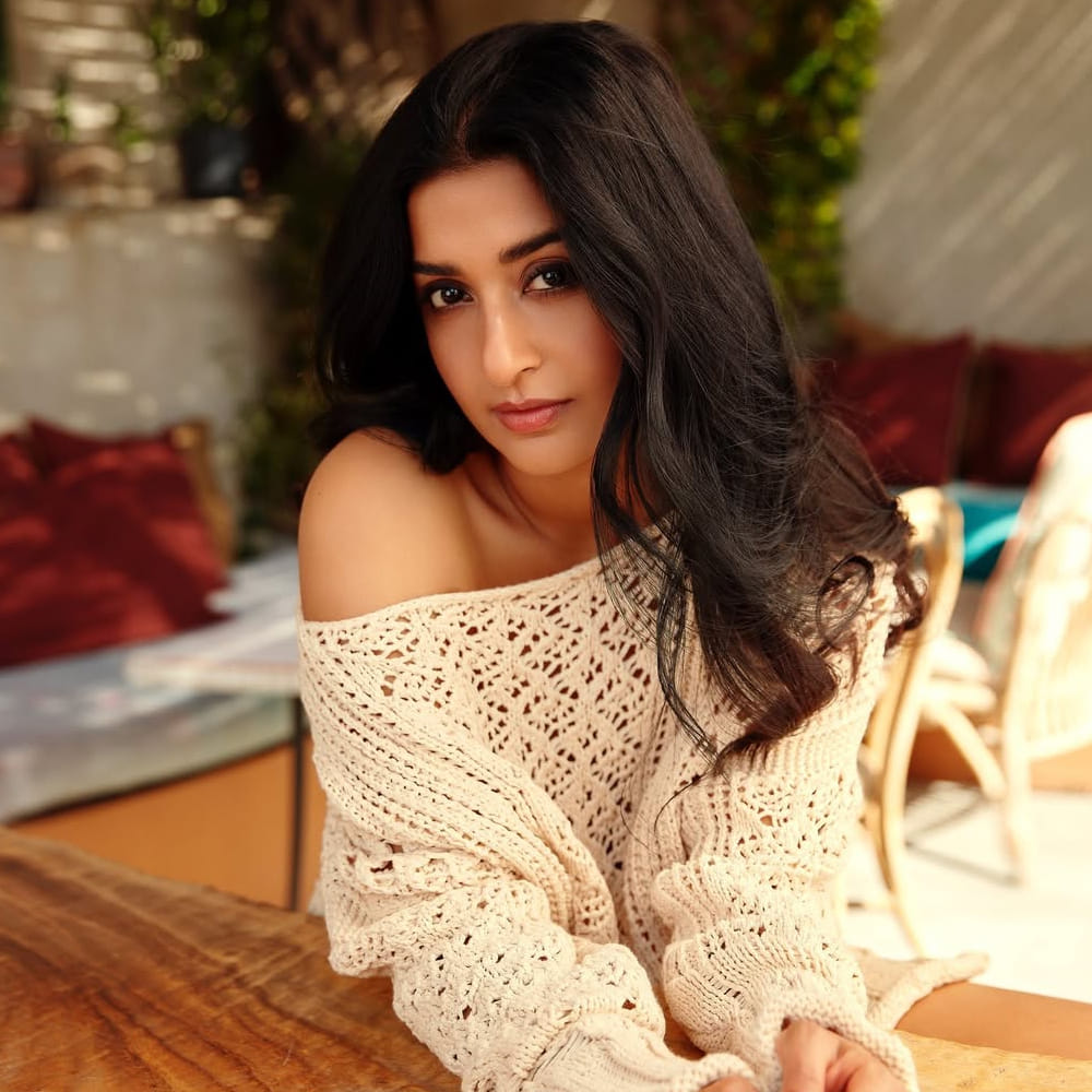  ఆమె మరెవరో కాదు.. హీరోయిన్ మీరా జాస్మిన్. దక్షిణాదిలో తోపు హీరోయిన్. ఫిబ్రవరి 15, 1982న కేరళలో జన్మించారు.  అందం, అభినయంతో సినీరంగంలో తనదైన ముద్ర వేసింది. 2001లో "సూత్రధరన్" చిత్రంతో తన కెరీర్‌ను ప్రారంభించింది.