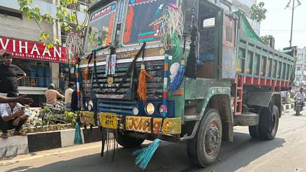 కళ్ల ముందే విద్యార్థి దుర్మరణం.. ఒళ్లు గగుర్పాటుకు గురి చేస్తున్న ప్రమాద దృశ్యాలు..!