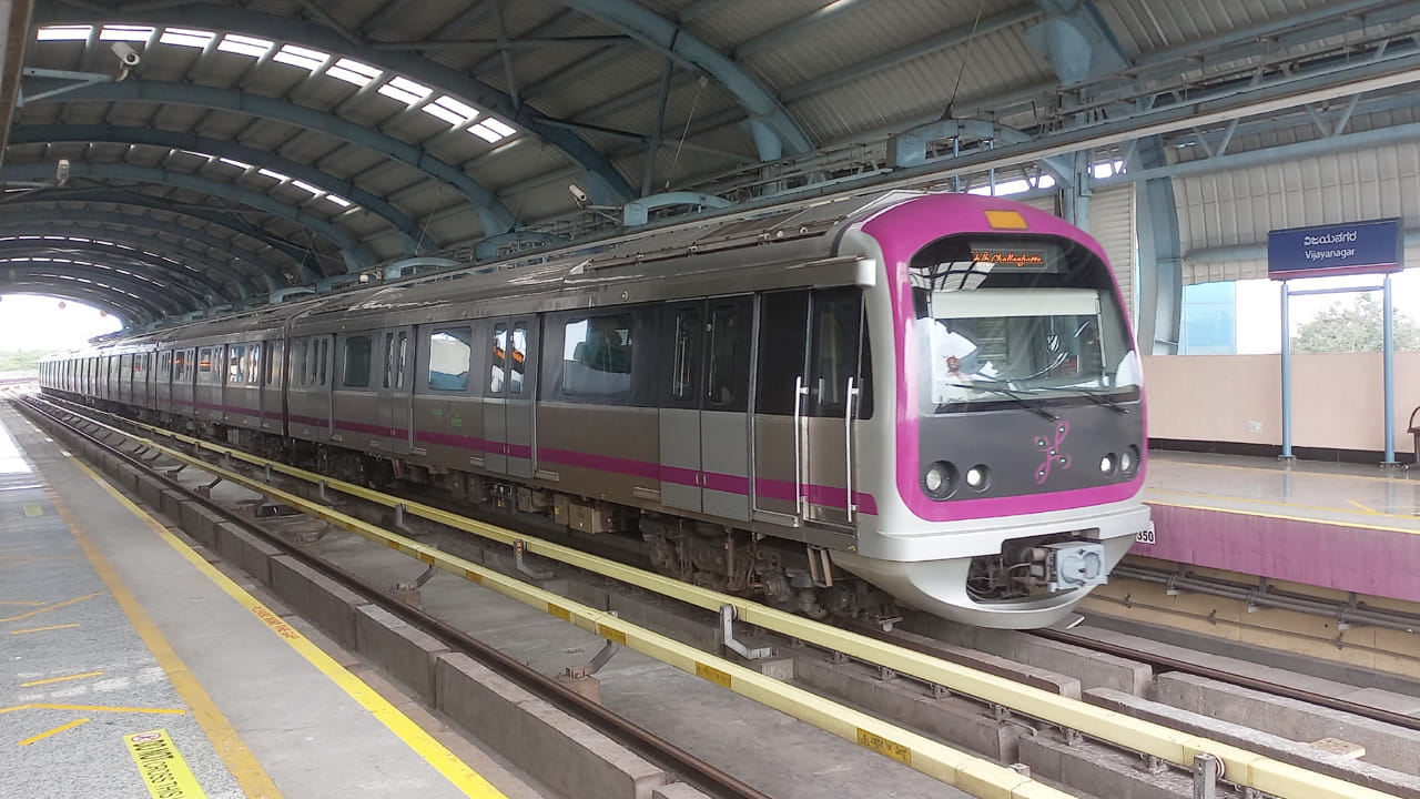 Metro: ఇక 3 గంటలు కాదు.. కేవలం 58 నిమిషాల్లోనే.! మెట్రోలో విమానం లాంటి ప్రయాణం.. Metro: ఇక 3 గంటలు కాదు.. కేవలం 58 నిమిషాల్లోనే.! మెట్రోలో విమానం లాంటి ప్రయాణం..