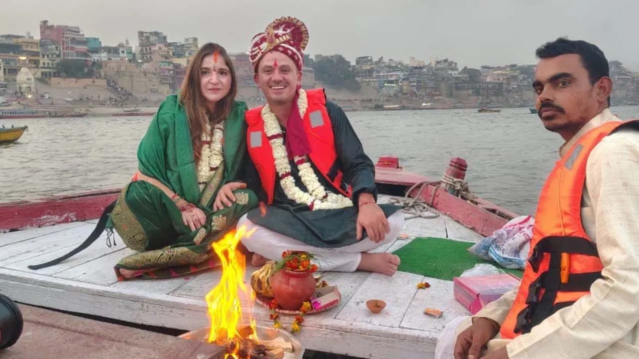 ధోతీలో వరుడు, బనారసి చీరలో వధువు.. హిందూ ఆచారాలతో కాశీలో ఒక్కటైన మెక్సికన్ జంట