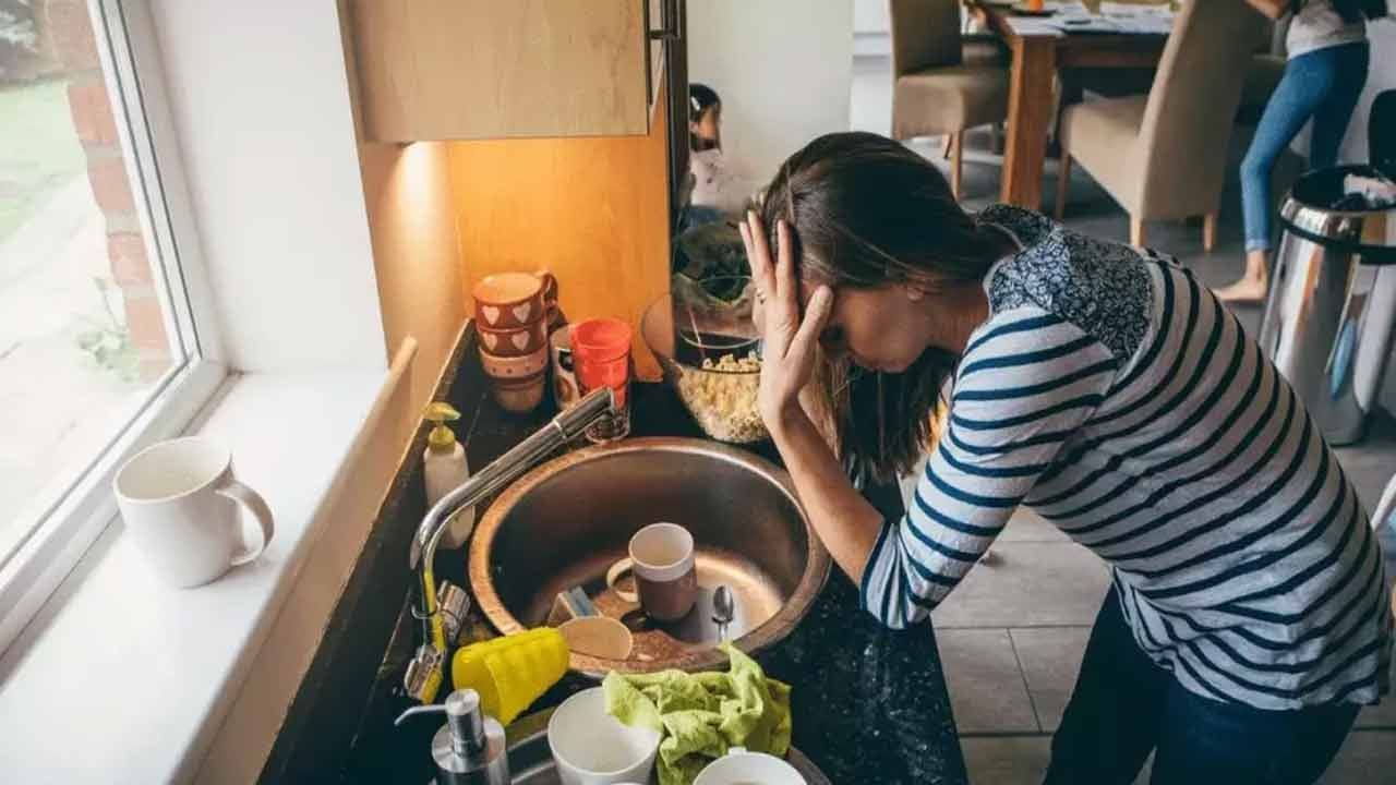 సాల్మన్ ఫిష్ లో ఒమేగా 3 ఫ్యాటీ యాసిడ్స్ ఉంటాయి. ఇది మైగ్రేన్ నొప్పిని తొలగిస్తుంది. అదే విధంగా సీ ఫుడ్, నాన్ స్టార్చి వెజిటేబుల్స్, గుడ్లు కూడా డైట్ లో తీసుకుంటే మంచిదని వైద్య నిపుణులు సూచిస్తున్నారు. తలనొప్పి లేదా మైగ్రేన్ తో బాధపడే వాళ్ళు హైడ్రేట్ గా ఉండాలని కనీసం రోజుకు 8 నుండి 10 గ్లాసుల మంచినీళ్లు తీసుకోవాలని చెబుతున్నారు. ఆకుకూరలు తీసుకోవడం వల్ల కూడా మైగ్రేన్ సమస్య తొలగిపోతుంది. ముఖ్యంగా పాలకూరలో ఫాలిక్ యాసిడ్ ఉంటుంది. అలానే ఇందులో విటమిన్ బి, మెగ్నీషియం ఉంటుంది. ఆకు కూరలు తినడం వల్ల మైగ్రేన్ సమస్య తొలగిపోతుందని నిపుణులు చెబుతున్నారు.