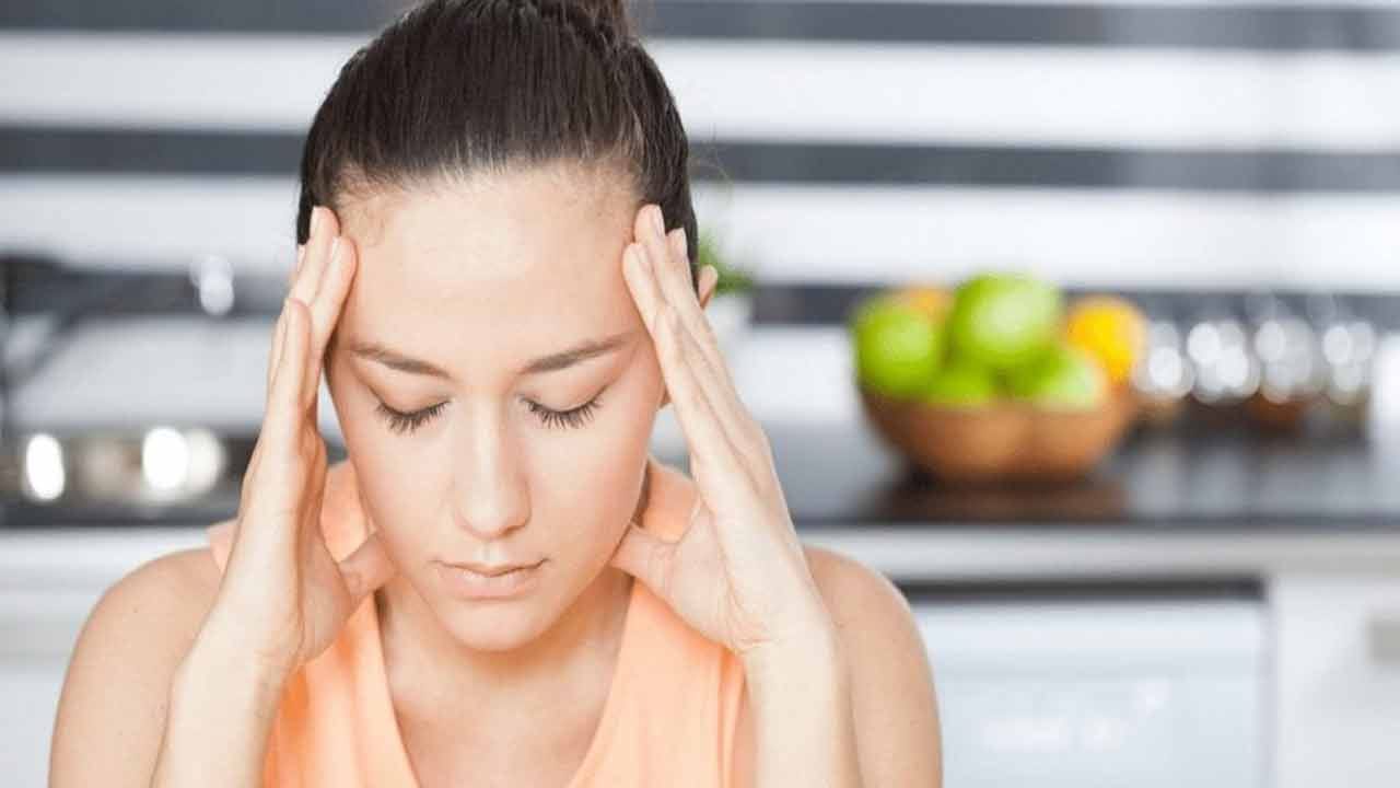 అల్పాహారం చాలా ముఖ్యం: ఖాళీ కడుపు వల్ల మైగ్రేన్ త్వరగా వస్తుంది. కాబట్టి అల్పాహారం మిస్ అవ్వకండి. ఓట్స్, గంజి, పండ్లు లేదా మూంగ్ పప్పు చీలా వంటి పోషకమైన అల్పాహారం మాత్రమే తినండి. టీ-కాఫీ, ఎనర్జీ డ్రింక్స్ మానుకోండి, ఎందుకంటే ఎక్కువ కెఫిన్ కూడా ఈ తలనొప్పిని పెంచుతుంది.