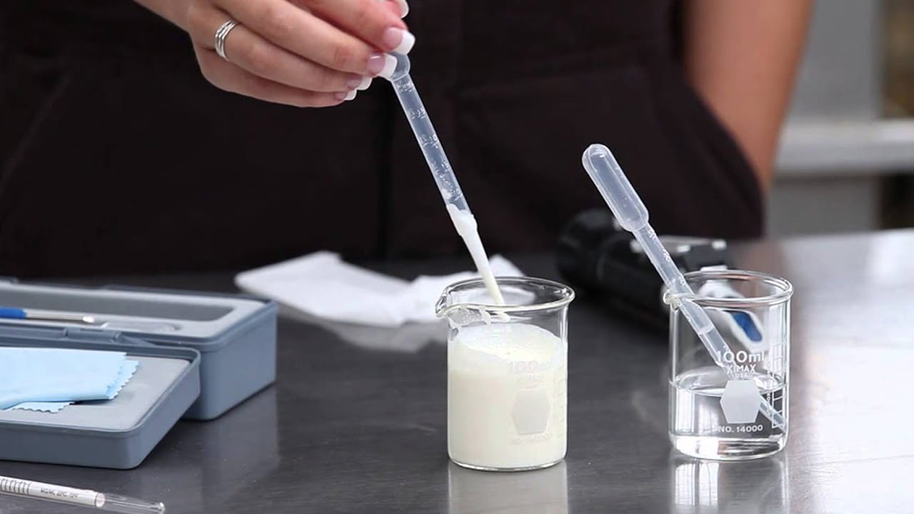 పిండి లేదా స్టార్చ్ కల్తీ: కొద్దిపాటి పాలలో అయోడిన్ ద్రావణం ఒకటి లేదా రెండు చుక్కలు వేయండి. పాలు నీలి రంగులోకి మారితే, అందులో పిండి లేదా స్టార్చ్ కలిపారని అర్థం. పాలు తమ సాధారణ తెలుపు రంగులోనే ఉంటే, కల్తీ లేనట్లు.