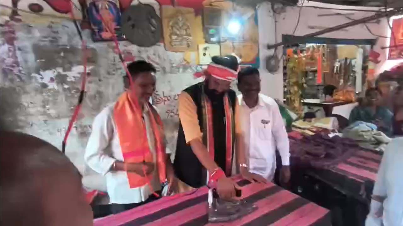 మున్సిపల్ ఎన్నికల ప్రచారంలో విచిత్రాలు.. బట్టలు ఇస్త్రీ చేసిన మంత్రి.. ఎవరో గుర్తు పట్టారా..?