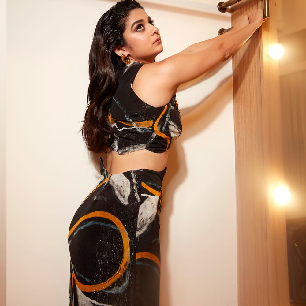 తన స్మైల్ తో అభిమానులను మాత్రం గట్టిగానే సంపాందించి ఈ ముంబై ముద్దుగుమ్మ. ‘కారవాన్‌’, వెబ్‌ ప్రియులకు ‘లిటిల్‌ థింగ్స్‌’ లాంటి సిరీస్ లతో  మిథిలా పాల్కర్‌ క్రేజ్ తెచ్చుకుంది. ఈ అమ్మడి నటనకు ఎంత మంది ఫ్యాన్స్‌ ఉన్నారో.. ఆమె ఫ్యాషన్‌కూ అంతేమంది ఫాలోవర్స్‌ ఉన్నారు.