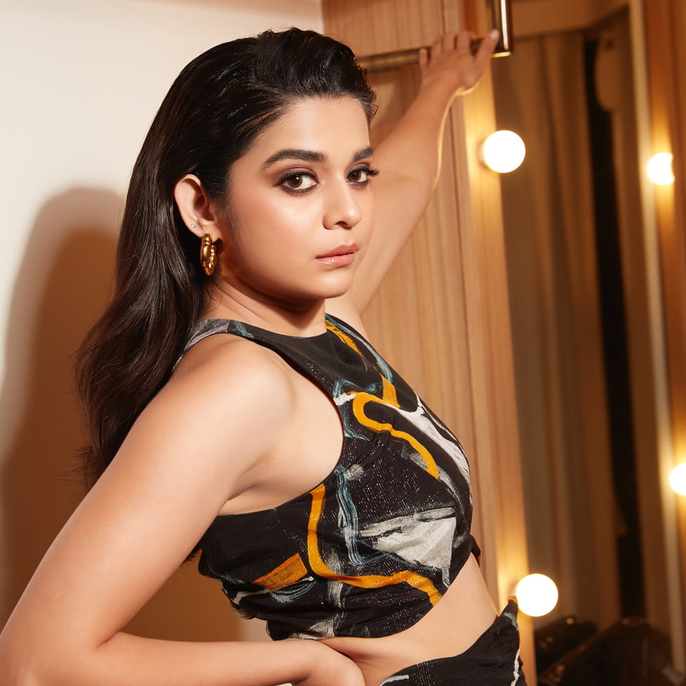 ఆమె ఎవరో కాదు ముద్దుగుమ్మ మిథిలా పాల్కర్.  విశ్వక్ సేన్ హీరోగా నటించిన ఓరి దేవుడా సినిమాతో తెలుగుతెరకు పరిచయమైంది మిథిలా పాల్కర్.. ఈ సినిమాలో మిథిలా అందంతో , క్యూట్ స్మైల్ తో స్పెషల్ ఎట్రాక్షన్ గా నిలిచింది.