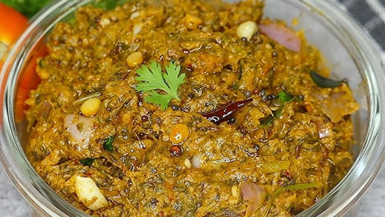 కావాల్సిన పదార్ధాలు : 4 వంకాయలు, 4 టమాటోలు, ఒక కప్పు బీరకాయలు, ఒక కప్పు దొండకాయ, ఒక కప్పు బెండకాయ ముక్కలు , 250 గ్రాముల పచ్చిమిర్చి, ఒక చిన్న ఉల్లిపాయ, చింతపండు రసం, వెల్లుల్లి రెబ్బలు, ఒక టీ స్పూన్  జీలకర్ర, ఉప్పు, మూడు టేబుల్ స్పూన్స్ నూనెను తీసుకోండి. 