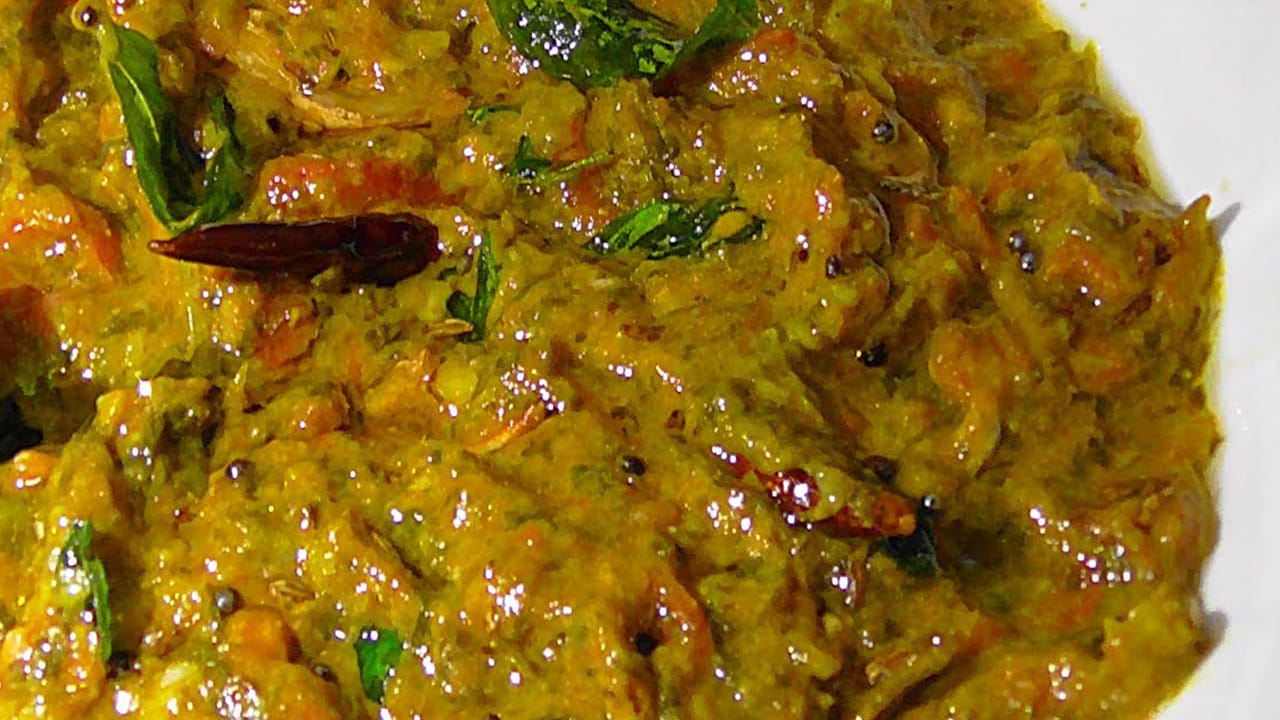 ముందుగా స్టవ్ వెలిగించి పాన్ లో ఆయిల్ వేసి అది వేడయ్యాక దానిలో వంకాయ, బీరకాయ, దొండకాయ, బెండకాయలు ముక్కలు, టమాటో ముక్కలు, పచ్చిమిర్చి, చింతపండు వేసి స్టవ్ మీదే 10 నిముషాల పాటు బాగా మగ్గించాలి. 
