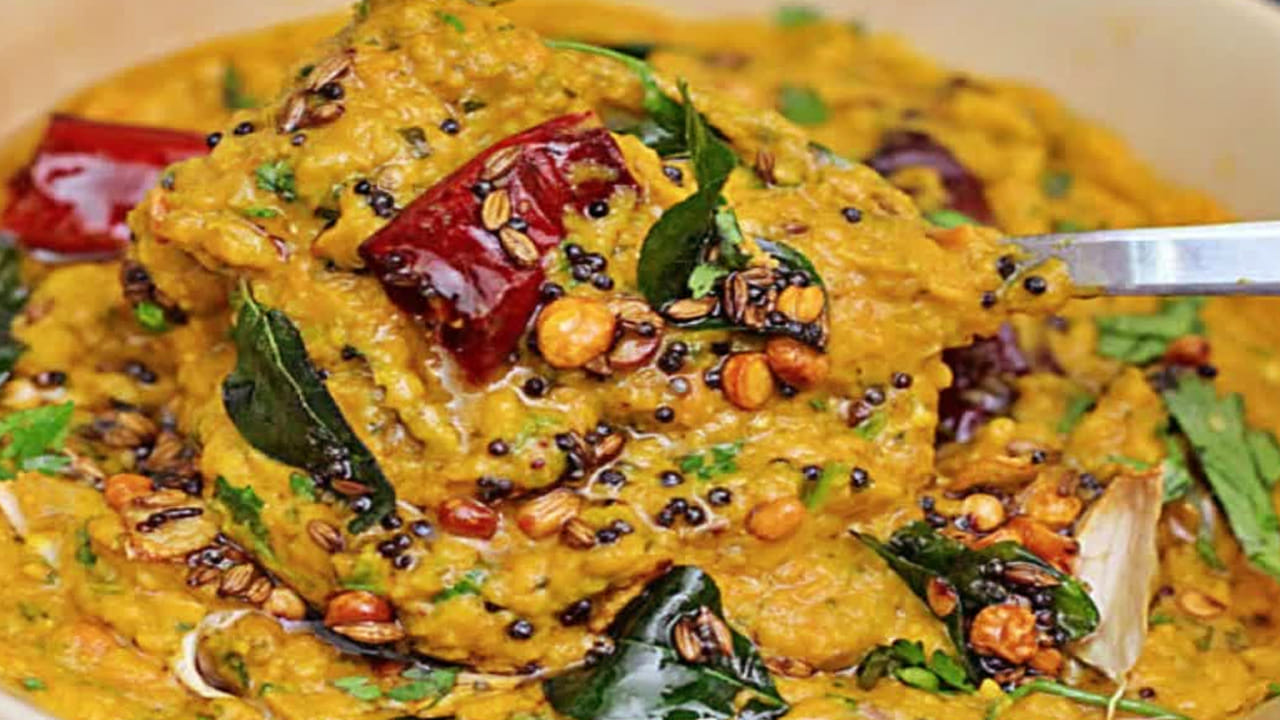 ఉడికిన మిశ్రమాన్ని ఒక ప్లేట్ లోకి తీసుకుని రొటీలో కూరగాయలను అన్ని వేసి  కచ్చా  పచ్చా గా దంచుకోవాలి. ఆ తర్వాత మధ్యలో కొద్దిగా ఉప్పు, వెల్లుల్లి రెబ్బలు , జీలకర్ర  మెత్తగా అయ్యేలా  రుబ్బుకోవాలి.