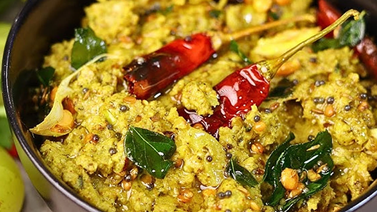 ఇక ఇప్పుడు ఇప్పుడు తాలింపు పెట్టడానికి స్టవ్ వెలిగించి పాన్ లో ఆయిల్ వేసి దానిలో పోపు గింజలు, అర టీ స్పూన్ ఆవాలు, మినుములు, 4 ఎండుమిర్చి, కరివేపాకు ఆకులు వేసి పోపు వెయ్యాలి.