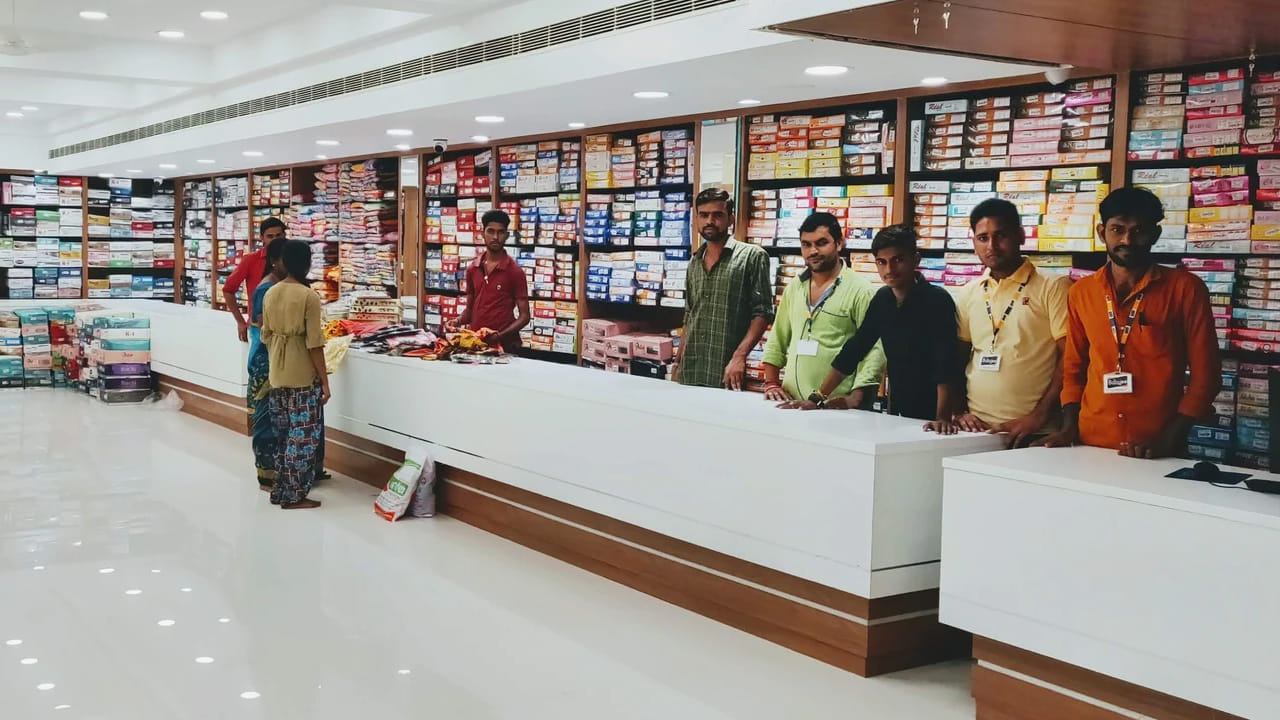 షాపింగ్ మాల్స్ లేదా షాపుల వద్ద మొబైల్ నెంబర్ ఇచ్చే అంశంపై నిబంధనలు ఏమైనా ఉన్నాయా అనే దానిపై లోక్‌సభ ఎంపీ జనార్దన్ సింగ్ సిగ్రివాల్ పార్లమెంట్‌లో ఓ ప్రశ్న అడిగారు. ఈ సందర్భంగా కేంద్రం సమాధానమిచ్చింది. ఖచ్చితంగా నెంబర్ ఇవ్వాలనే నిబంధన ఏమీ లేదని చెప్పుకొచ్చింది. కస్టమర్ల ఇష్టం మేరకు ఇవ్వొచ్చని స్పష్టం చేసింది.
