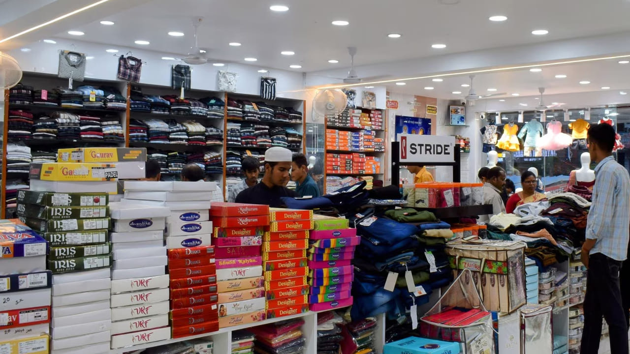 ఈ మేరకు రిటైలర్లకు మే 26,2023న సూచనలు జారీ చేసినట్లు కేంద్రం తెలిపింది. బలవంతంగా కస్టమర్ల మొబైల్ నెంబర్ తీసుకోకూడదని సూచించినట్లు స్పష్టం చేసింది. డిజిటల్ పర్సనల్ డేటా యాక్ట్ 2023, పర్సనల్ డేటా ప్రొటెక్షన్ రూల్స్ 2025 ప్రకారం ప్రజల వ్యక్తిగత డేటా బలవంతంగా సేకరించకూడదని, వారి అనుమతి ప్రకారమే తీసుకోవాలని కేంద్రం పేర్కొంది.
