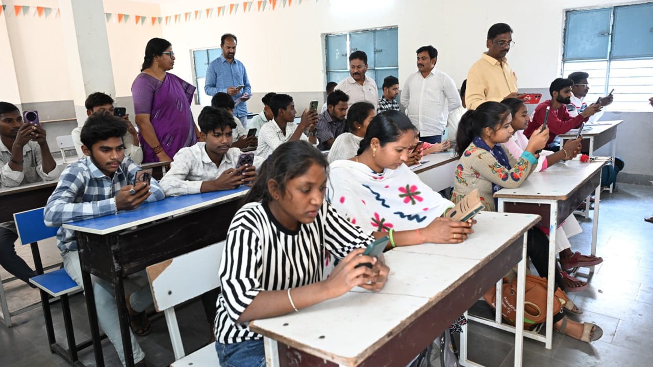 Adilabad: ఎగ్జామ్ హాల్లో ఇలా సెల్ఫోన్లు ఏంటి..? అసలు విషయం తెలిస్తే ఆశ్చర్యపోవాల్సిందే