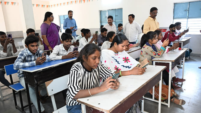 ఎగ్జామ్ హాల్‌లో విద్యార్థుల చేతుల్లో ఇలా సెల్‌ఫోన్లు..