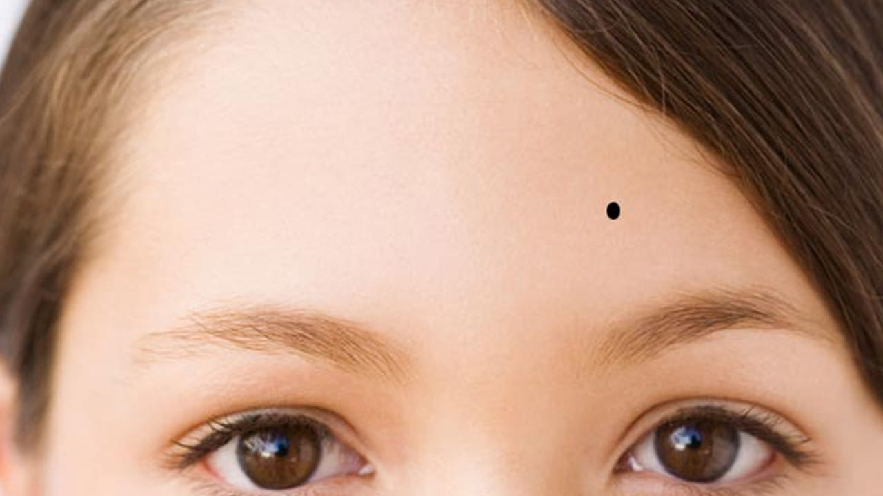 పుట్టు మచ్చల శాస్త్రం ప్రకారం, ఏ స్త్రీకి అయితే నుదిటి పై పుట్టు మచ్చ ఉంటుందో, ఆమెకు అదృష్టం కలిసి వస్తుందంట. ప్రారంభంలో ఆమె సమస్యలు ఎదుర్కొన్నప్పటికీ, 30 సంవత్సరాలు వచ్చిన తర్వాత ధనవంతు రాలు అవుతుందని చెబుతున్నారు సాముద్రిక శాస్త్ర నిపుణులు. ఇక నుదుటిపై కుడి వైపున ఉంటే సమాజంలో గౌరవం పొందుతుంది.  ఎడమ వైపున పుట్టు మచ్చ ఉంటే, ఆమె చాలా కష్టాలు పడాల్సి వస్తుందంట.