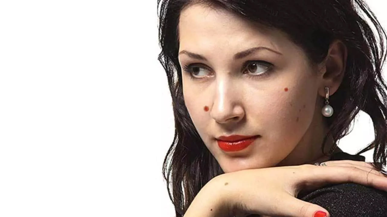 కాగా, ఇప్పుడు మనం సాముద్రిక శాస్త్రం ప్రకారం, స్త్రీలకు శరీరంలో ఏ ప్రదేశాలలో పుట్టు మచ్చలు ఉండటం మంచిది? ఏ స్థానంలో పుట్టు మచ్చ ఉంటే వారు అదృష్టవంతులు అవుతారో వివరంగా తెలుసుకుందాం.